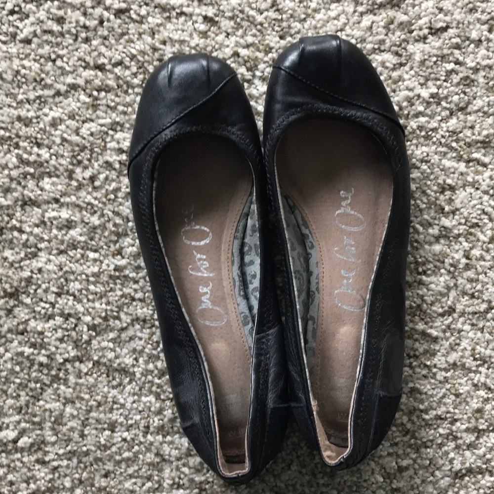 Toms black ballet flats - like new